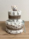 High-quality diaper cake with cool diaper material for boys and girls. Includes cuddly toy and porridge spoon. Can also be personalized if desired.